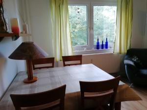 オストゼーバート・カールスハーゲンにあるFerienwohnung Meeresbrise_TACKのリビングルーム(テーブル、椅子、窓付)