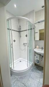 a bathroom with a shower and a sink at Jalda Apartments in Düsseldorf