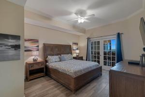 1 dormitorio con 1 cama y ventilador de techo en The Oasis at Orange Beach Unit 2114 (formerly Phoenix West II), en Orange Beach