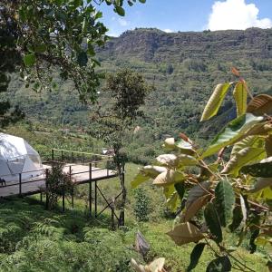 een uitzicht op de bergen vanuit een yurt bij Glamping Villa Transito in Machetá