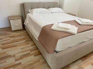 1 cama con 2 toallas en un dormitorio en Modern Luxury Apartment in the heart of Nicosia, en Nicosia