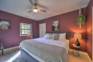 Ένα ή περισσότερα κρεβάτια σε δωμάτιο στο Eclectic Asheville Abode with Backyard Oasis!