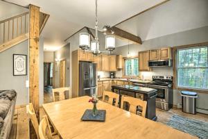 Φωτογραφία από το άλμπουμ του Secluded New Durham Home with Mtn and Lake Views! σε New Durham