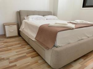 Una cama o camas en una habitación de Modern Luxury Apartment in the heart of Nicosia