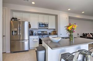 Dapur atau dapur kecil di Near Hiking and Biking Trails Townhome with Patio