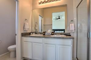 Bilik mandi di Near Hiking and Biking Trails Townhome with Patio +21 gambar
