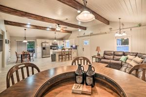cocina y sala de estar con mesa y sillas en Benton House with Grill, Private Dock and Lake Access!, en Benton