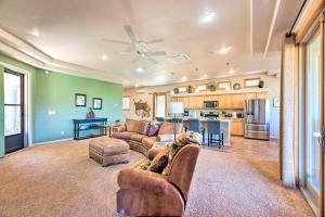 una sala de estar con un sofá y una mesa en Docs Retreat in Ruidoso Downs with Mtn Views, en Ruidoso Downs