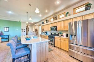Una cocina o zona de cocina en Docs Retreat in Ruidoso Downs with Mtn Views