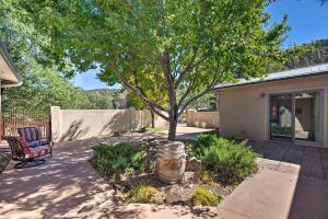 un patio con un banco y un árbol en un patio en Docs Retreat in Ruidoso Downs with Mtn Views, en Ruidoso Downs