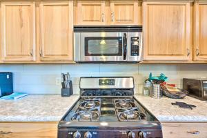 Una cocina o zona de cocina en Docs Retreat in Ruidoso Downs with Mtn Views