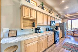 Una cocina o zona de cocina en Docs Retreat in Ruidoso Downs with Mtn Views