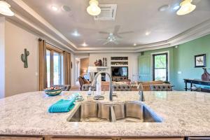 Una cocina con fregadero y una sala de estar. en Docs Retreat in Ruidoso Downs with Mtn Views, en Ruidoso Downs