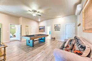 Zona de estar de Docs Retreat in Ruidoso Downs with Mtn Views