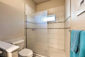Un baño de Docs Retreat in Ruidoso Downs with Mtn Views