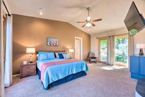 Un dormitorio con una cama y un televisor de pantalla plana. en Docs Retreat in Ruidoso Downs with Mtn Views, en Ruidoso Downs