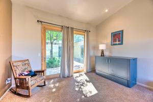 Zona de estar de Docs Retreat in Ruidoso Downs with Mtn Views