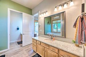 un baño con lavabo y espejo en Docs Retreat in Ruidoso Downs with Mtn Views, en Ruidoso Downs 29 fotos más