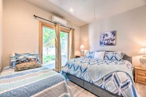 Un dormitorio con dos camas y una ventana. en Docs Retreat in Ruidoso Downs with Mtn Views, en Ruidoso Downs