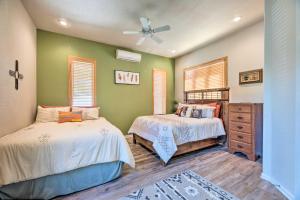 Cama o camas de una habitación en Docs Retreat in Ruidoso Downs with Mtn Views