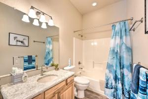 Un baño de Docs Retreat in Ruidoso Downs with Mtn Views
