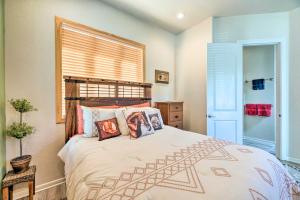 Cama o camas de una habitación en Docs Retreat in Ruidoso Downs with Mtn Views