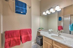 Un baño de Docs Retreat in Ruidoso Downs with Mtn Views