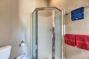 Un baño de Docs Retreat in Ruidoso Downs with Mtn Views