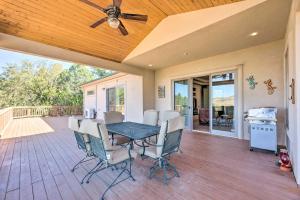 Un balcón o terraza de Docs Retreat in Ruidoso Downs with Mtn Views