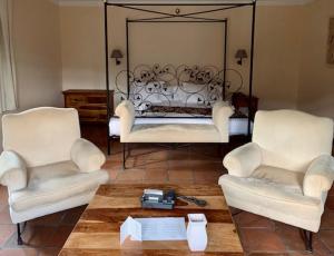 sala de estar con 2 sillas y 1 cama en La Figuerola Hotel & Restaurant, en Vandellòs