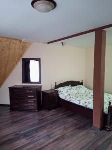 Un pat sau paturi într-o cameră la Cabana Taia