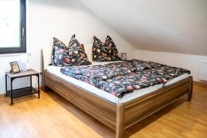 a bedroom with a bed with pillows on it at Auszeit Bischberg bei Bamberg für Urlauber in Bischberg