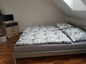 Łóżko lub łóżka w pokoju w obiekcie Apartmán V aleji