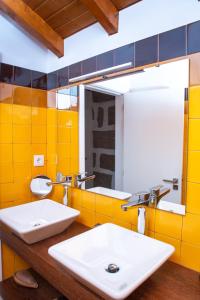 La salle de bains est pourvue de 2 lavabos et d'un miroir. dans l'établissement Family Room - Quinta do Mirante, à Castelo de Paiva