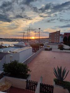 カップ・ダグドにあるAGREABLE STUDIO VUE PORT AU CAP D'AGDEの港に停泊する船とマリーナの夕日