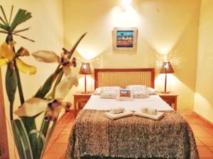- une chambre avec un lit et 2 serviettes dans l'établissement Santa Maria Hotel, à Santa María