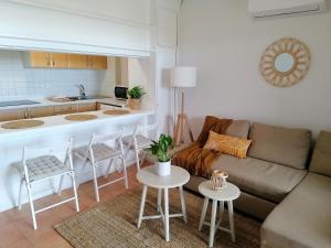 a living room with a couch and a kitchen at Beach Front Las Burras in San Agustin