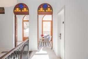 un corridoio con vetrate colorate e tavolo di Bordoy Mostatxins - Hotel Boutique Adults Only a Alcudia