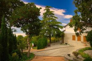 een uitzicht op een huis met bomen en een oprit bij Casa dei Tramonti in San Feliciano