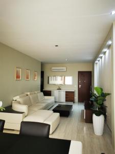 ein Wohnzimmer mit einem Sofa und einem Tisch in der Unterkunft Apartamento com Vista para a Baía de Luanda in Luanda