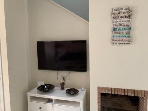 Telewizja i/lub zestaw kina domowego w obiekcie CASA BAIANA - Dúplex en Costa Ballena