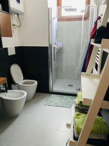 W łazience znajduje się prysznic, toaleta i umywalka. w obiekcie TORINO CENTRO - La Casa Di Zoe w Turynie