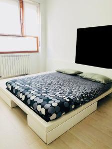 duże łóżko w pokoju z materacem w obiekcie TORINO CENTRO - La Casa Di Zoe w Turynie