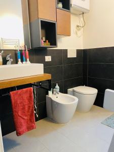 Łazienka z białą toaletą i umywalką w obiekcie TORINO CENTRO - La Casa Di Zoe w Turynie