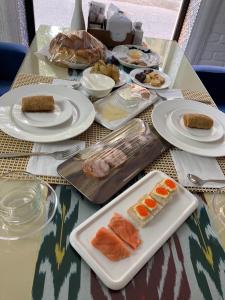 uma mesa com pratos de comida em cima em Khan Orda Hotel em Tashkent
