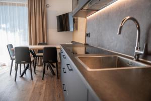 Kuchyň nebo kuchyňský kout v ubytování CHALET NORA + 37 fotografií