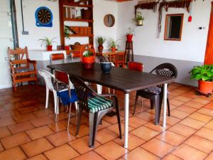 a dining room with a wooden table and chairs at La Cantina de Daniel in Chatún