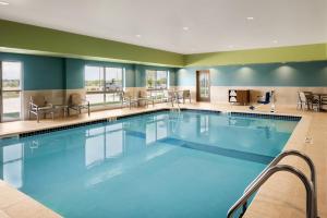 a large pool with blue water in a hotel room at Holiday Inn Express & Suites - West Des Moines - Jordan Creek, an IHG Hotel in West Des Moines