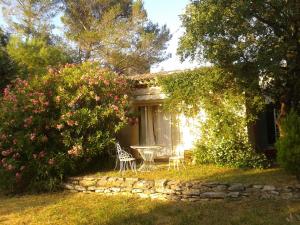 una casa con mesa y sillas en el patio en Villa Minouchka, en Tourrettes-sur-Loup