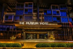 Una vista del hotel museo por la noche. en The Museum Hotel Antakya, en Hatay